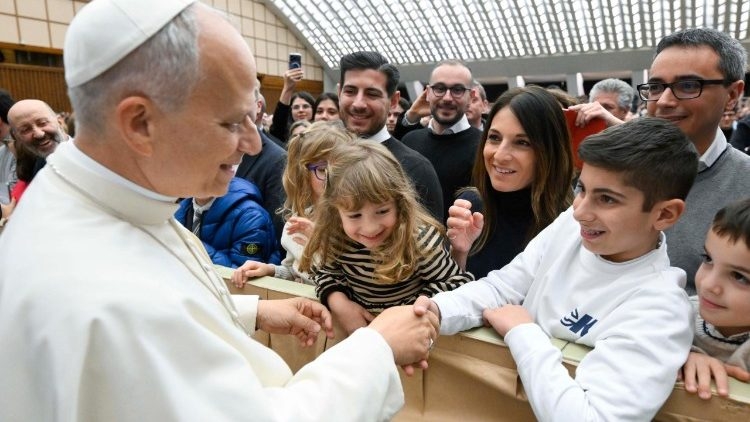 Đức Thánh Cha gặp gỡ và chúc mừng Giáng sinh các nhân viên Vatican và gia đình