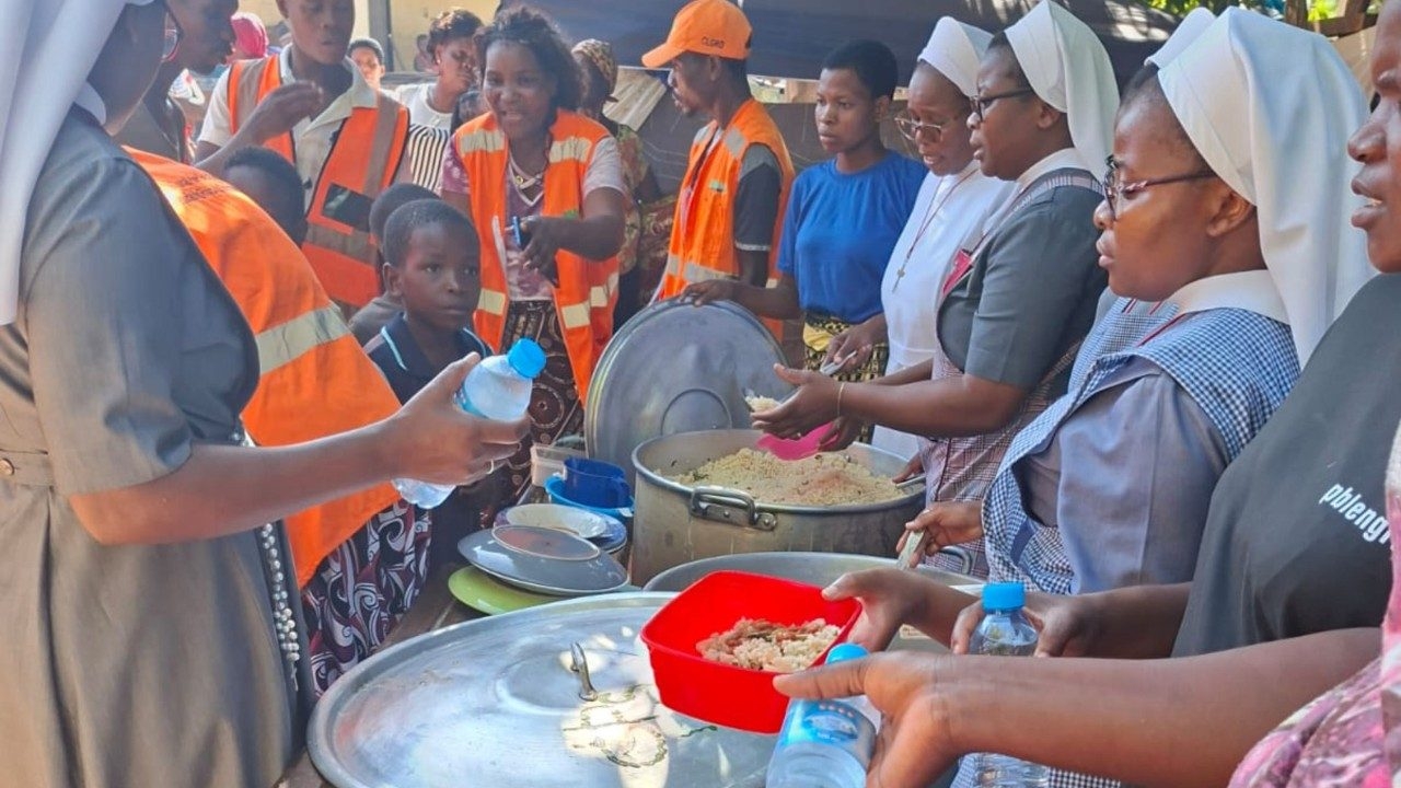 Các nữ tu Thừa sai Máu Châu Báu tại Mozambique cứu trợ nạn nhân lũ lụt tại Xai-Xai