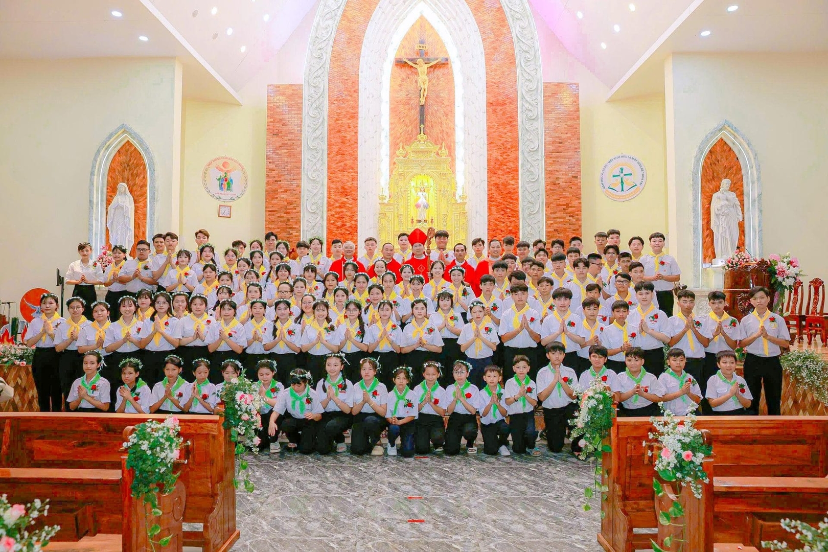 Giáo Xứ Dầu Tiếng Cử Hành Thánh Lễ Ban Bí Tích Thêm Sức, Rước Lễ Lần Đầu Và Bao Đồng Năm 2026