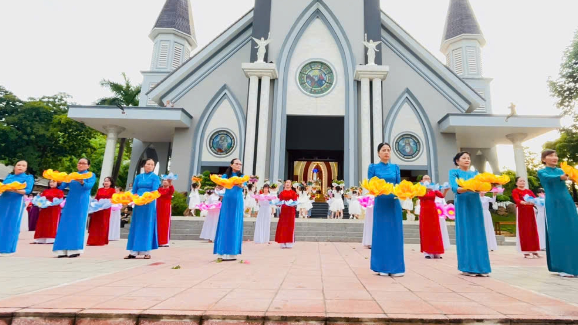 Giáo xứ Dầu Tiếng dâng hoa bế mạc tháng hoa kính Đức Mẹ