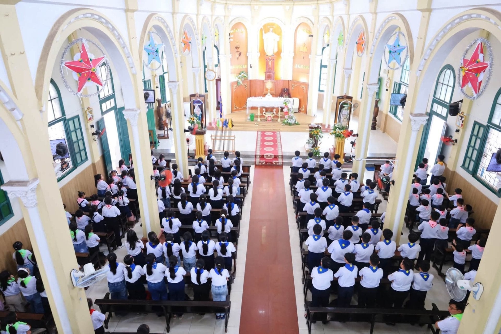 Thiếu nhi Giáo xứ Tây Ninh cùng Mẹ Maria lần chuỗi Mân Côi, cầu nguyện cho việc truyền giáo
