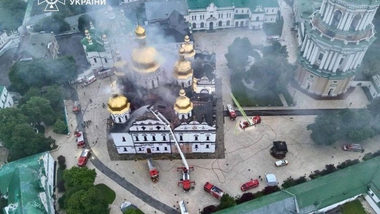 Nga tấn công Ucraina, nhà thờ cổ ở Kyiv bốc cháy
