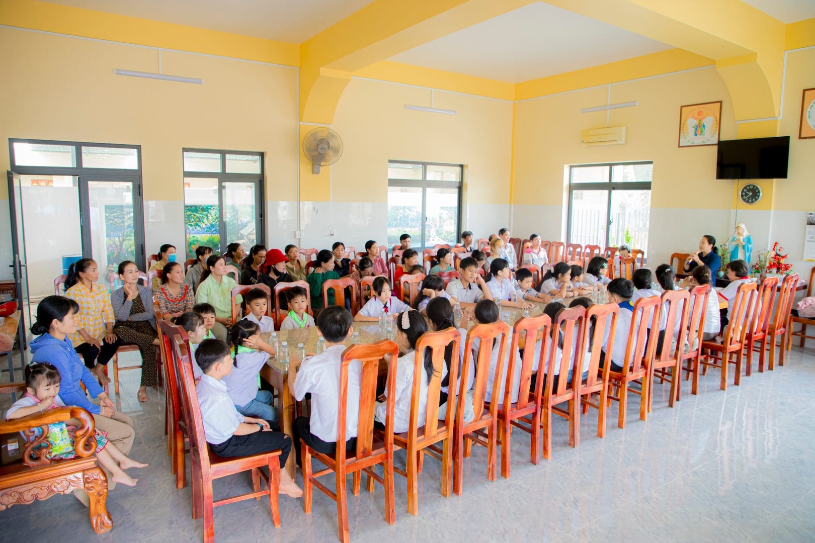 Caritas Phú Cường trao học bổng – Tiếp sức trẻ em đến trường