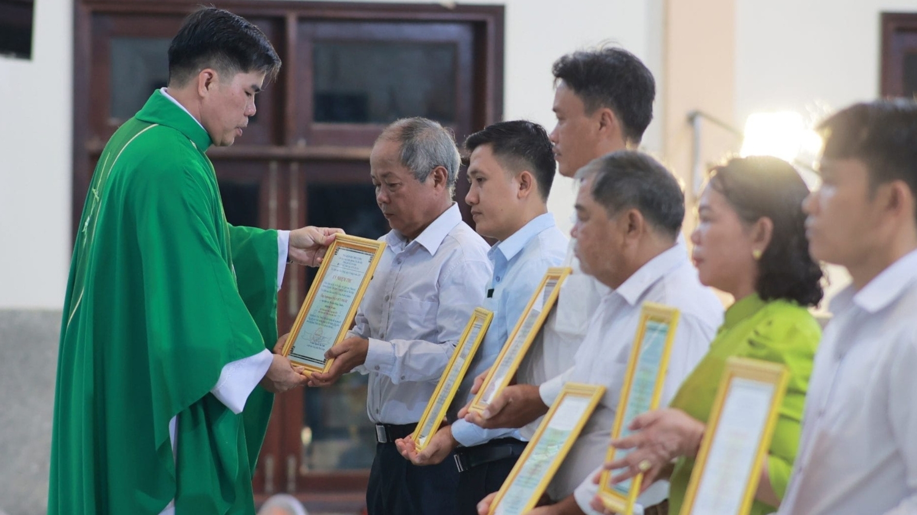 Giáo xứ Tân Hiệp trao uỷ nhiệm thư cho các thành viên Hội Đồng mục vụ