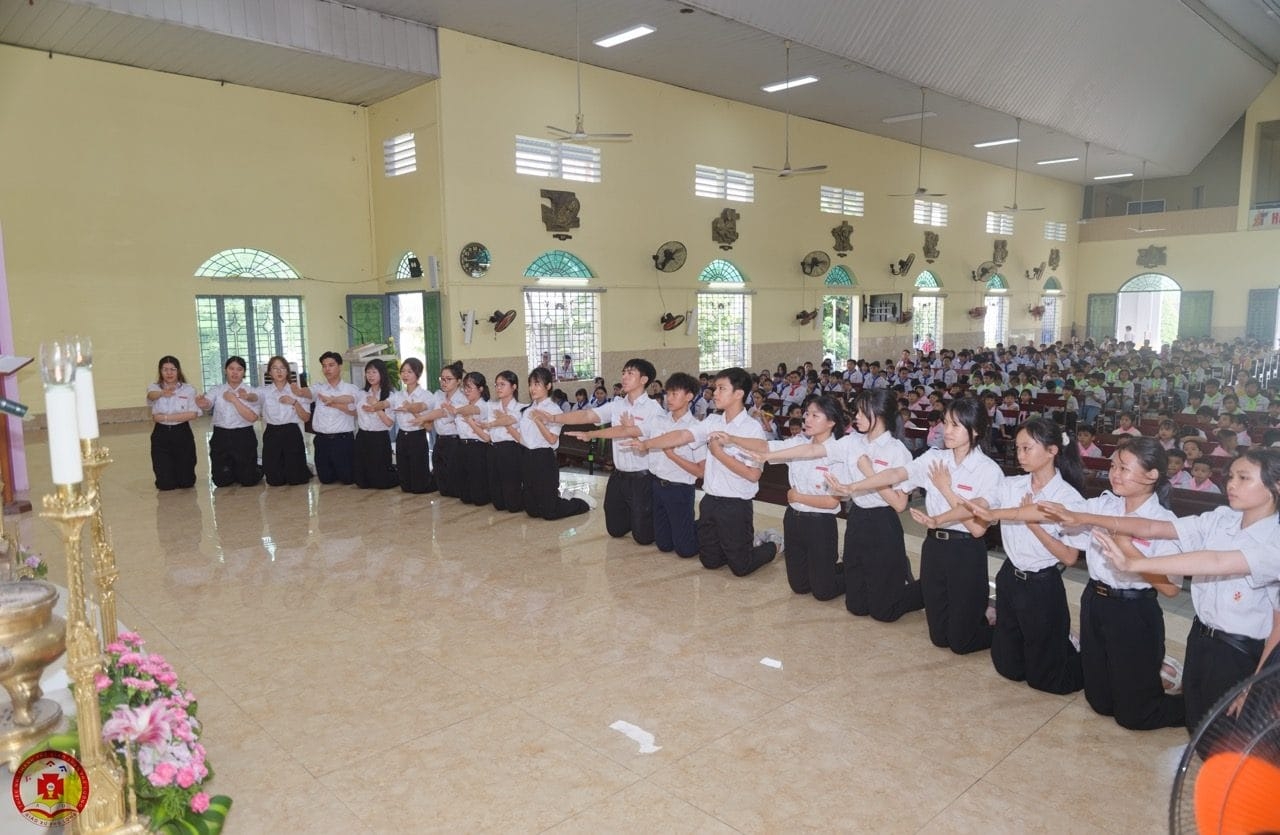 Giáo xứ Phú Long hân hoan ra mắt, tuyên hứa và trao khăn cho 24 tân đội trưởng, dự trưởng và huynh trưởng Thiếu nhi Thánh Thể