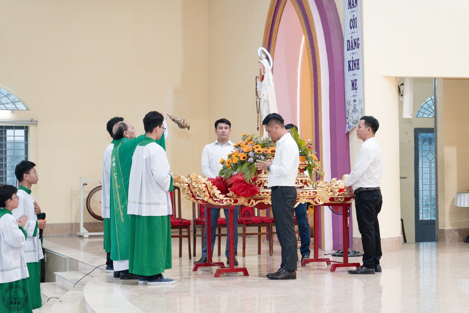 Giáo xứ Phú Long: Sốt sắng khép lại tháng Mân Côi: Rước kiệu Đức Mẹ và Thánh lễ Chúa nhật cuối tháng mười