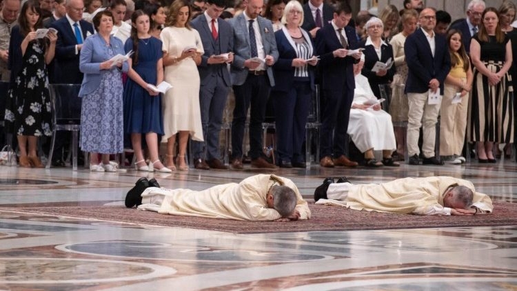 Các linh mục và các gia đình cần nâng đỡ và đồng hành với nhau