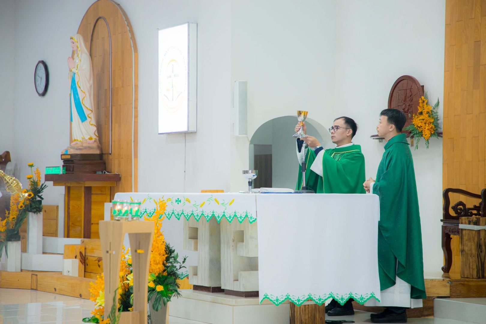 Tân linh mục gioan baotixita Nguyễn Văn Tình, M.F dâng Thánh lễ tạ ơn tại Giáo xứ Mỹ Hảo