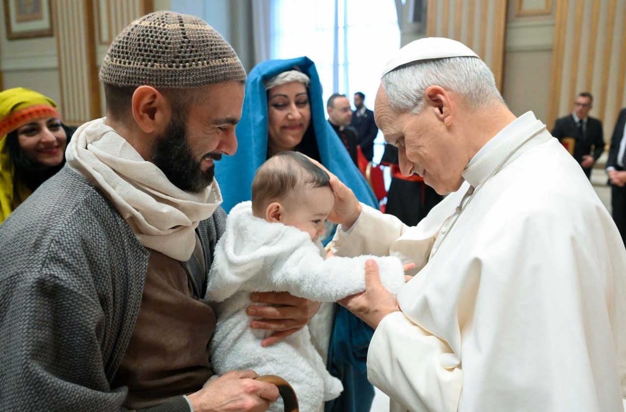 Đức Thánh Cha Lêô XIV tiếp khoảng một ngàn người tham gia "Cảnh Chúa Giáng Sinh bằng người thật" tại Đền thờ Đức Bà Cả