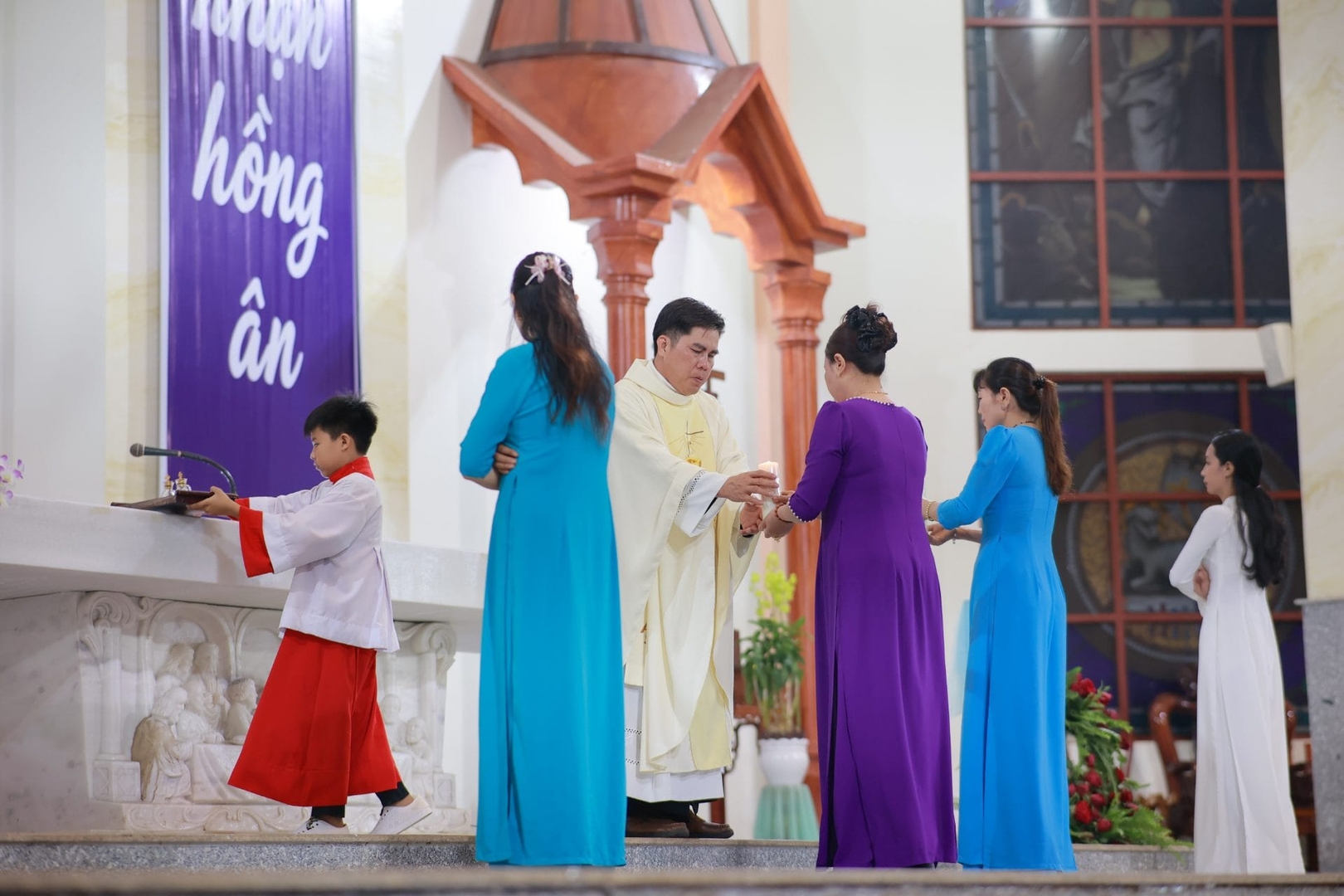 Giáo xứ Tân Hiệp cử hành trọng thể lễ Đức Mẹ Mân Côi, mừng bổn mạng Giáo Khu Mân Côi và chầu Thánh Thể đầu tháng