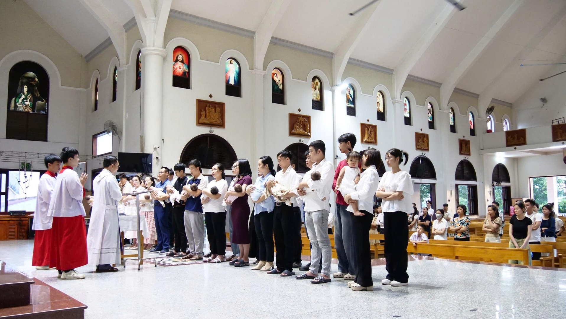 Giáo xứ An Phú cử hành bí tích Rửa Tội cho các em nhỏ