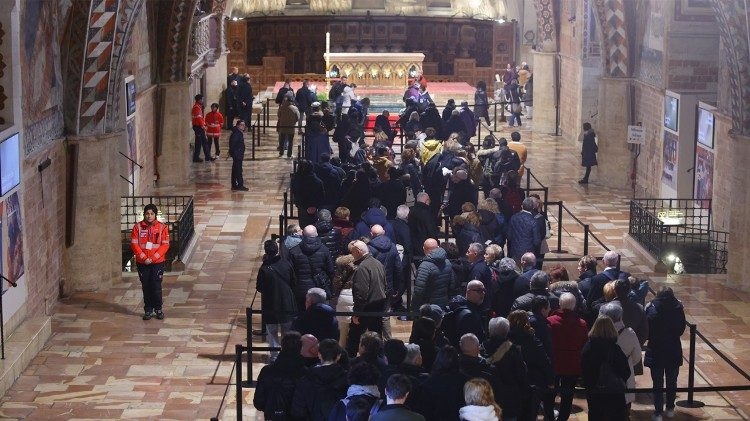 Hơn 370 ngàn người viếng di hài Thánh Phanxicô trong một tháng