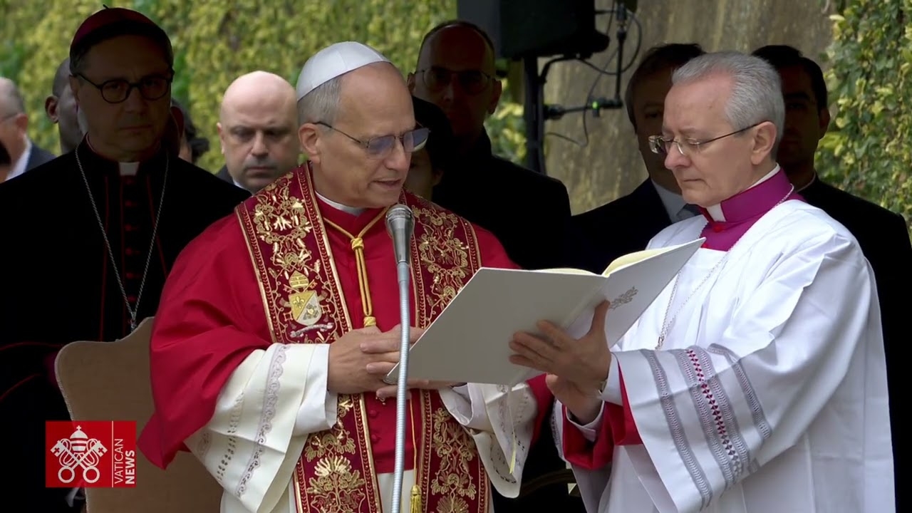 Đức Thánh Cha Lêô XIV làm phép bức tranh khảm Đức Mẹ và tượng Thánh Rosa được đặt tại Vườn Vatican