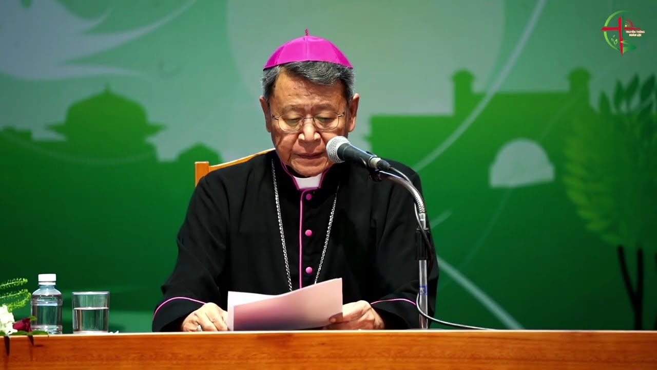 Đức cha Phêrô Nguyễn Văn Khảm chia sẻ với các chủng sinh đề tài: "Vun trồng tính nội tâm trong đào tạo linh mục"