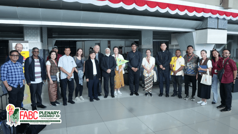 Các tình nguyện viên hoàn tất công tác chuẩn bị cuối cùng khi các đại biểu FABC đến Jakarta