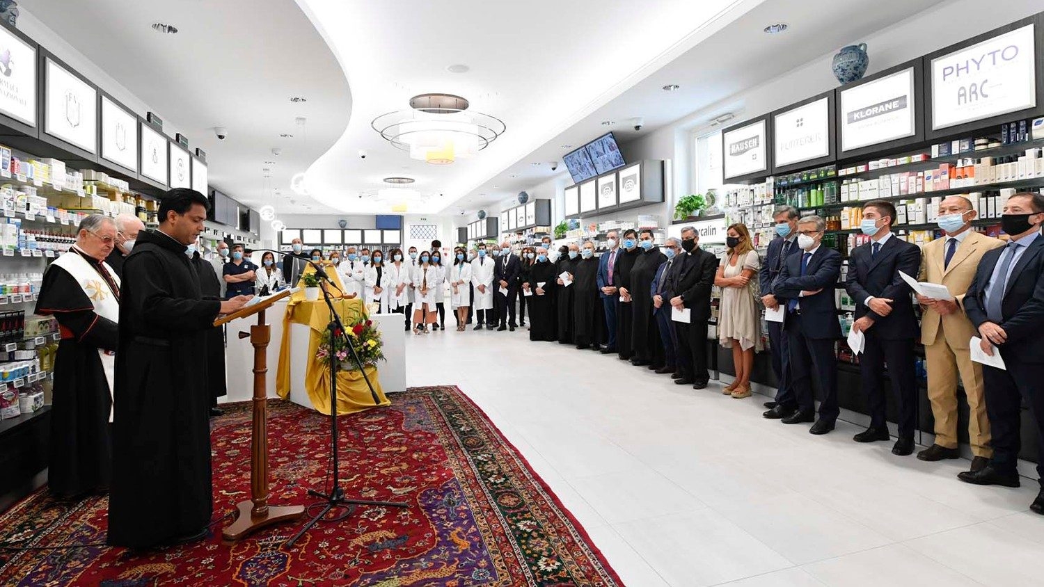 Nhà thuốc Vatican chăm sóc người dễ tổn thương giữa nắng nóng