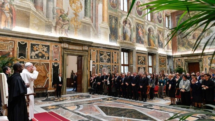 Đức Thánh Cha: Mỗi Kitô hữu được mời gọi đón tiếp và quan tâm đến những người yếu thế