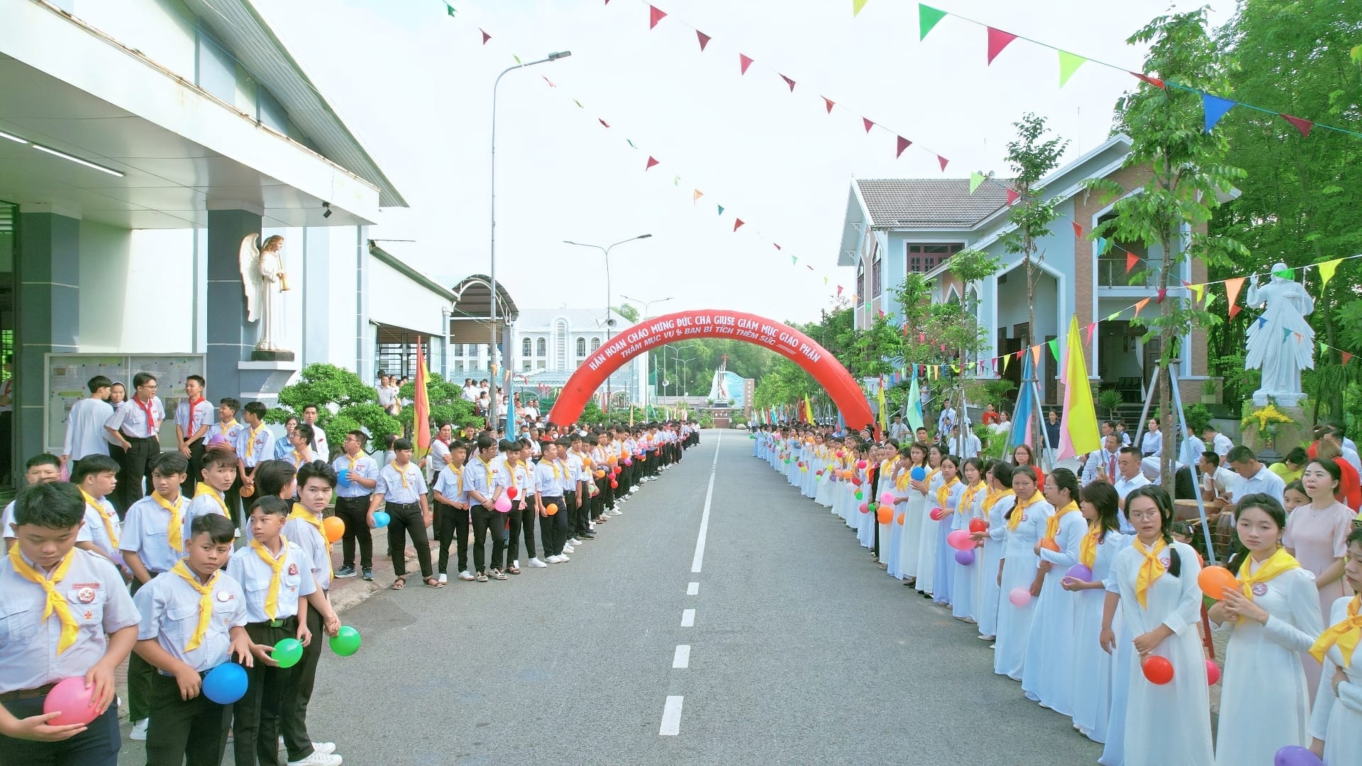 Thánh lễ ban Bí tích Thêm sức cho 347 em thiếu nhi tại Giáo xứ Thới Hoà