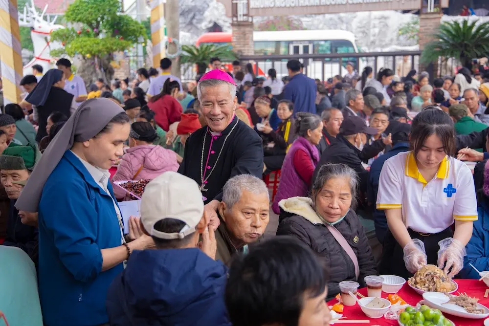 Đức Cha Anphong Nguyễn Hữu Long mừng Giáng Sinh với các bệnh nhân ung thư