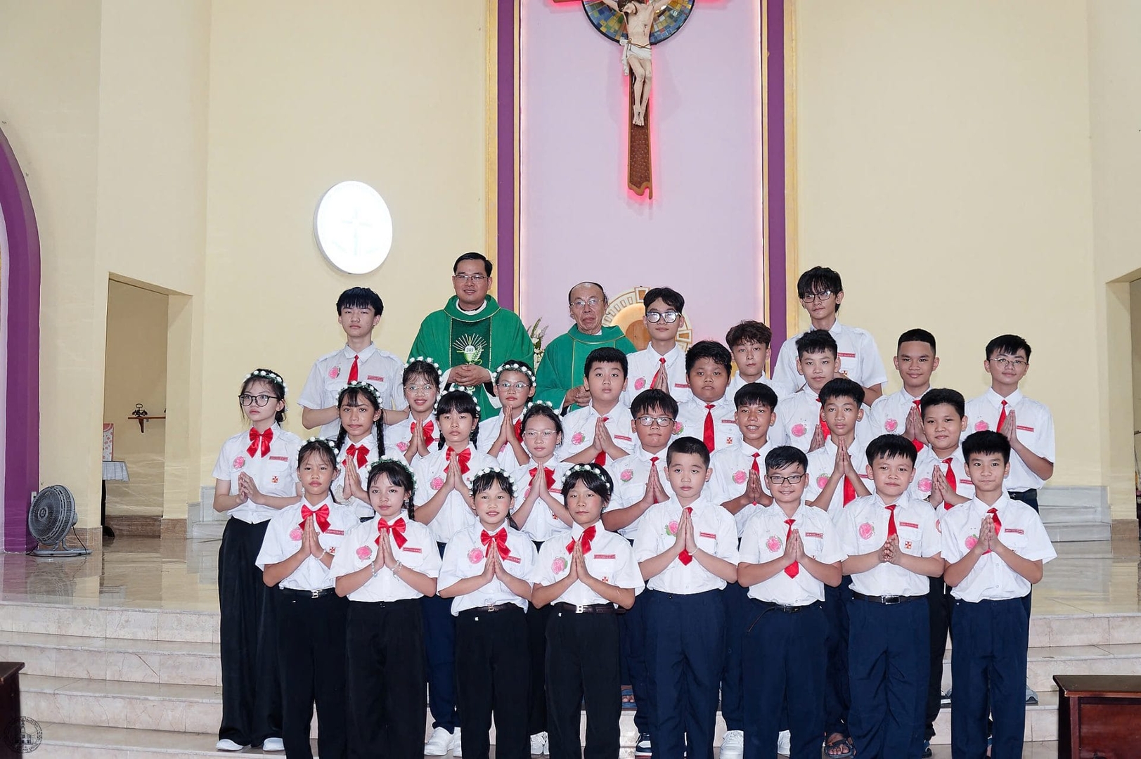 93 em thiếu nhi giáo xứ Phú Long lãnh nhận Bí Tích Hoà Giải và rước lễ lần đầu
