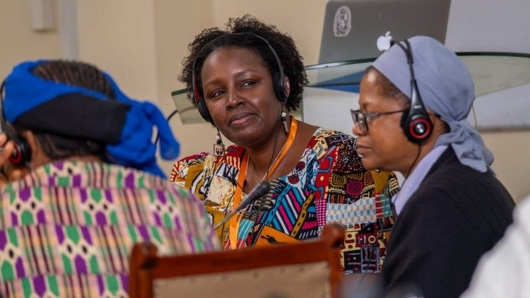 “Living Ancestors”, cuốn sách kể về những Nữ tu châu Phi kiên cường