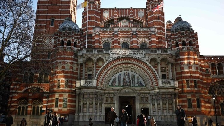 Theo khảo sát, cứ hai người Anh thì có một người dự định đi nhà thờ dịp Giáng sinh